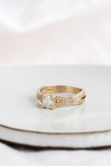 טבעת אירוסין קרוס יהלומים עם יהלום מרכזי