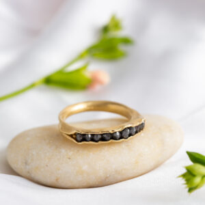 טבעת חצי תעלה רחבה עם יהלומים אפורים פראיים