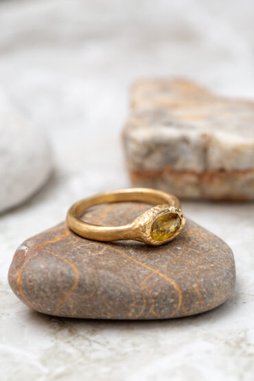 טבעת זהב משובצת טיטאנית משנית
