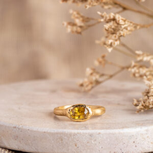 טבעת זהב משובצת טיטאנית