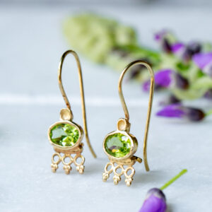 עגילי ציפוי זהב ופרידוט