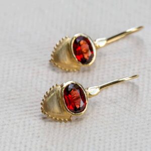 עגילי ציפוי זהב וגרנט